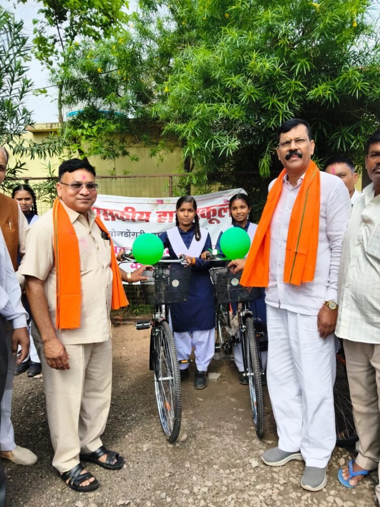 रायपुर ग्रामीण में विधायक मोतीलाल साहू ने बांटी साइकिलें, विद्यार्थियों को दिया उज्ज्वल भविष्य का संदेश