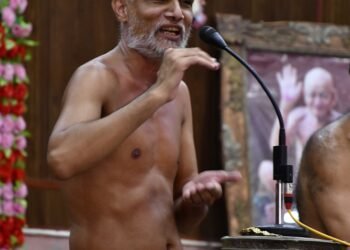 राघौगढ़ में श्रमण धारा प्रवचन माला जिसको जीवन में सहना आ गया वह व्यक्ति जीवन में बड़ा बन गया
