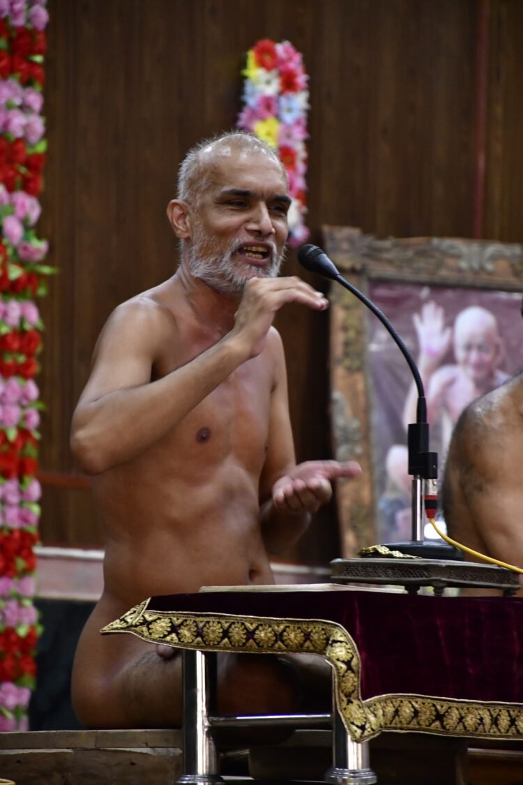 राघौगढ़ में श्रमण धारा प्रवचन माला जिसको जीवन में सहना आ गया वह व्यक्ति जीवन में बड़ा बन गया
