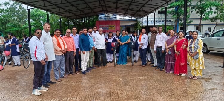 शासकीय हाई स्कूल गोंडपारा अभनपुर में शाला प्रवेश उत्सव में सायकल वितरण किया गया
