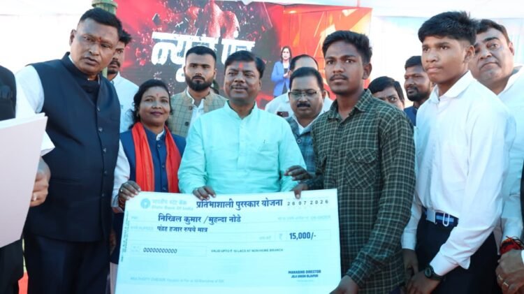मंत्री केदार कश्यप ने वनाधिकार पत्र बांटे, ‘हर घर तिरंगा’ अभियान का किया शुभारंभ, जैगूर में गूंजा ‘मन की बात’ का संदेश, प्रधानमंत्री को सुनने उमड़ा जनसैलाब