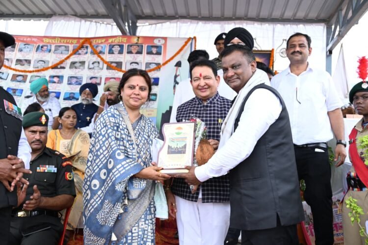 बसना के दशहरा मैदान में शहीद स्मारक का अनावरण, विधायक डॉ संपत अग्रवाल बोले-यह स्मारक आने वाली पीढ़ियों के लिए बनेगा वीरता का पवित्र तीर्थ