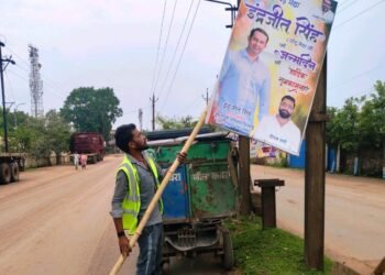 भिलाई शहर में अवैध बैनर-पोस्टर के खिलाफ निगम का अभियान तेज, विद्युत एवं ट्यूबलर पोल से हटाए जा रहे प्रचार सामग्री
