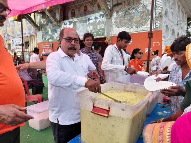 शनिवार एवं देवशयनी एकादशी पर रायपुर स्टेशन के हनुमान मंदिर में उमड़ा जनसैलाब, संस्थापक कुबेर राठी के नेतृत्व में 12 हजार श्रद्धालुओं ने ग्रहण किया महाप्रसाद