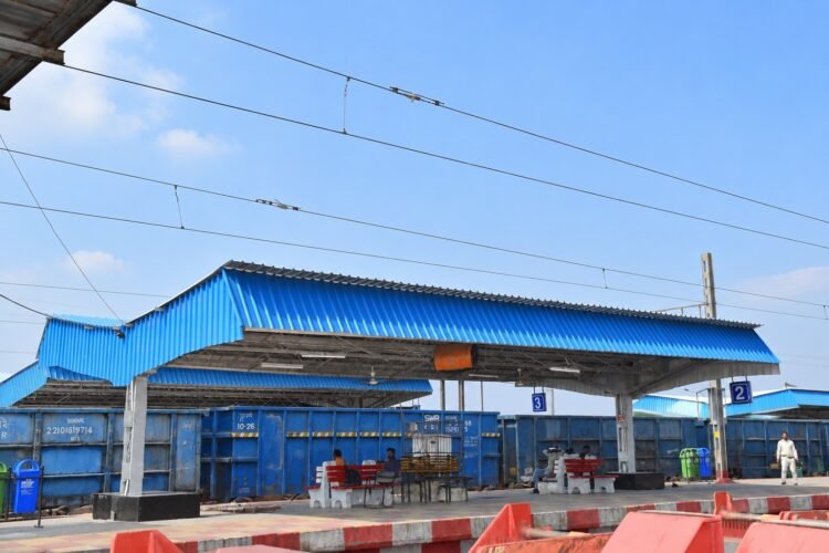 रायपुर रेल मंडल के स्टेशनों पर यात्रियों की सुविधा हेतु प्लेटफॉर्म शेल्टरों कि सुविधा में वृद्धी