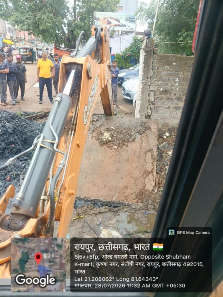 रायपुर में अवैध पाटों पर निगम का बुलडोजर, जलभराव रोकने बड़ी कार्रवाई