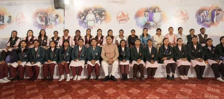 मुख्यमंत्री साय ने एकलव्य के विद्यार्थियों का बढ़ाया उत्साह,कहा- जनजातीय युवाओं की नई पहचान बन रहे एकलव्य विद्यालय