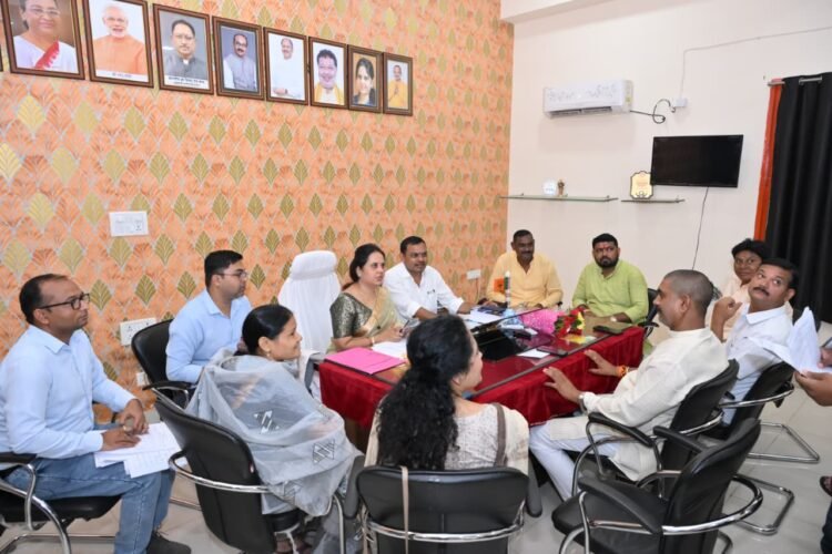 महापौर मीनल चौबे सख्त, पेयजल, जलभराव और अवैध निर्माण पर दिए कड़े निर्देश