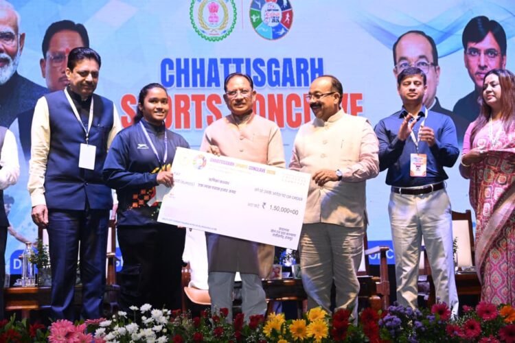 स्पोर्ट्स कॉन्क्लेव में CM साय ने खिलाड़ियों को दी प्रोत्साहन राशि, खेल विकास के लिए ₹100 करोड़ का ऐलान