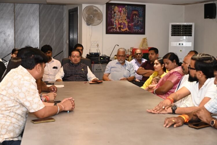 विधायक डॉ. संपत अग्रवाल की अध्यक्षता में बसना में समीक्षा बैठक संपन्न, राज्यपाल के स्वागत और ‘घर-घर तिरंगा’ अभियान की बनी भव्य कार्ययोजना