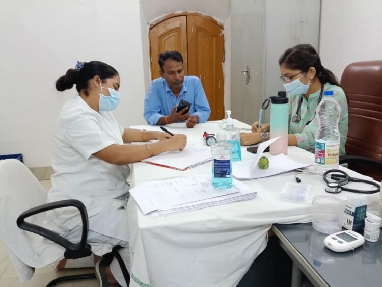 रायपुर रेलवे स्टेशन पर बहुउद्देशीय स्वास्थ्य अभियान का आयोजन