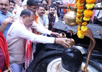 गुरु पूर्णिमा पर कोसमनारा पहुंचे मुख्यमंत्री साय, सत्यनारायण बाबा धाम में की पूजा-अर्चना