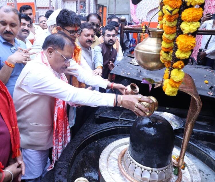 गुरु पूर्णिमा पर कोसमनारा पहुंचे मुख्यमंत्री साय, सत्यनारायण बाबा धाम में की पूजा-अर्चना