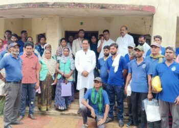 भिलाई-03 चरौदा निगम के स्वास्थ्य कर्मचारियों को वितरण किया गया रेनकोट