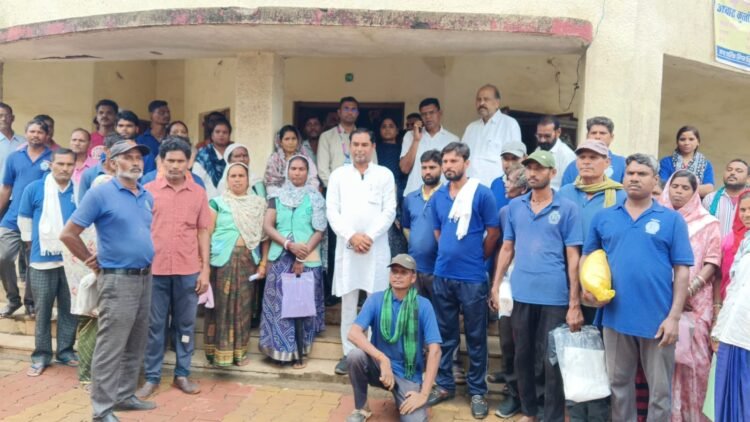 भिलाई-03 चरौदा निगम के स्वास्थ्य कर्मचारियों को वितरण किया गया रेनकोट