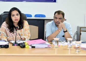 जनदर्शन की शिकायतों का हो त्वरित निराकरण, विकास कार्यों में न हो देरी – आयुक्त