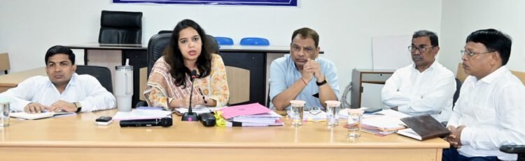 जनदर्शन की शिकायतों का हो त्वरित निराकरण, विकास कार्यों में न हो देरी – आयुक्त