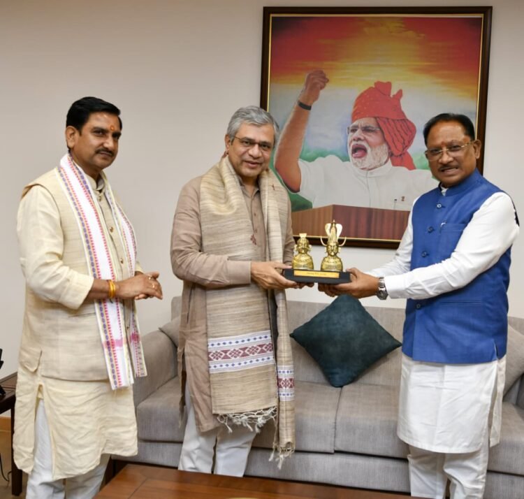 मुख्यमंत्री साय ने छत्तीसगढ़ में प्रमुख रेल परियोजनाओं को गति देने रेल मंत्री अश्विनी वैष्णव से की विस्तृत चर्चा