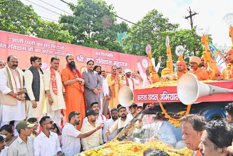 वाराणसी से लाए गए पवित्र माटी युक्त कलश श्री राम मंदिर पहुँचे, साधु-संतों की उपस्थिति में हुई विशेष पूजा-अर्चना व कलश स्थापना