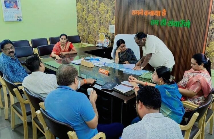 18 वर्ष पूर्ण कर चुकी छात्राओं को महापौर अलका बाघमार ने वितरित किए हेलमेट, सड़क सुरक्षा का दिया संदेश