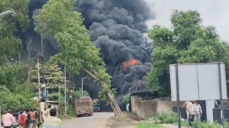 कोरबा की कार्बन फैक्ट्री में भीषण आग, बॉयलर ब्लास्ट के बाद मची अफरा-तफरी