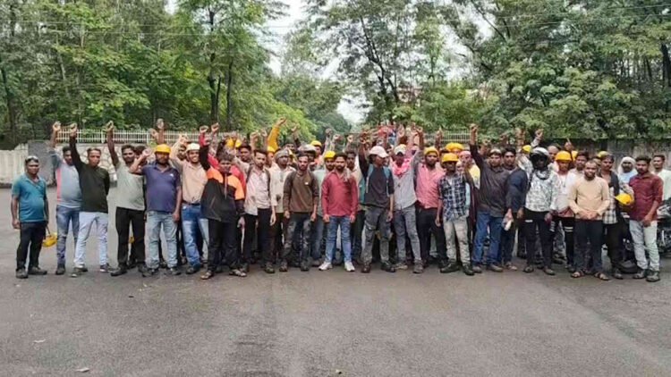 2 महीने से वेतन नहीं, SECL प्रोजेक्ट में ठेका श्रमिकों का हंगामा