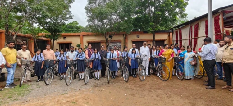 विधायक मोतीलाल साहू ने नवप्रवेशी विद्यार्थियों का किया स्वागत, बांटी साइकिल और पाठ्य सामग्री