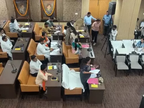 बारिश पर निगम की बैठक, निगम मुख्यालय की छत टपकी; विपक्ष ने लाइफ जैकेट पहनकर घेरा, बाहर ठेकेदारों का हंगामा