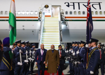 पीएम मोदी पहुंचे ऑकलैंड, एयरपोर्ट पर प्रधानमंत्री लक्सन ने किया स्वागत