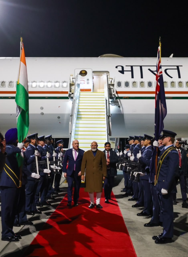 पीएम मोदी पहुंचे ऑकलैंड, एयरपोर्ट पर प्रधानमंत्री लक्सन ने किया स्वागत