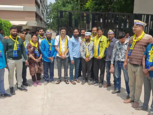 नकटी विस्थापन विवाद पर AAP का बड़ा प्रदर्शन, विधायक अनुज शर्मा के घर का किया घेराव
