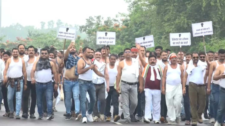 भुगतान की मांग पर ठेकेदारों का विधानसभा घेराव, शर्ट उतारकर किया विरोध