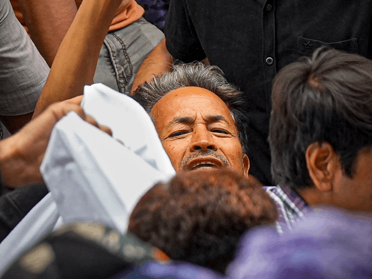 21वें दिन भूख हड़ताल से उठाए गए सोनम वांगचुक, पुलिस ने अस्पताल पहुंचाया