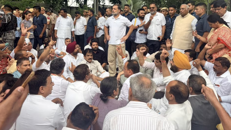 NEET पेपर लीक पर दिल्ली में बवाल, PM आवास के बाहर राहुल गांधी का धरना