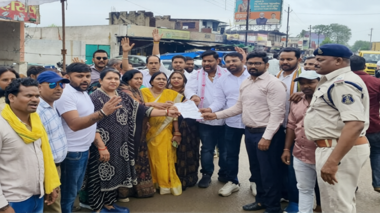 नीट पेपर लीक पर कांग्रेस का हल्ला बोल, लोरमी में धरना-प्रदर्शन