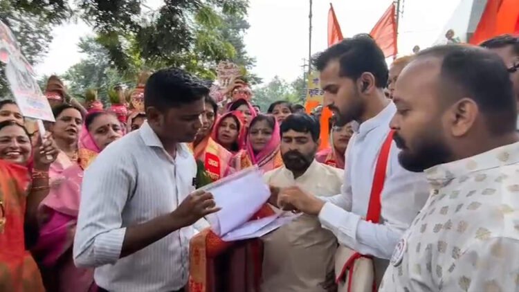 गौ हत्या पर देशव्यापी प्रतिबंध की मांग, राष्ट्रपति-प्रधानमंत्री के नाम सौंपा ज्ञापन