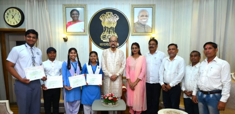 जापान से लौटे इंस्पायर अवार्ड मानक के विद्यार्थियों का राज्यपाल ने किया सम्मान,कहा-वैज्ञानिक सोच, अनुशासन और नवाचार को जीवन का आधार बनाएं