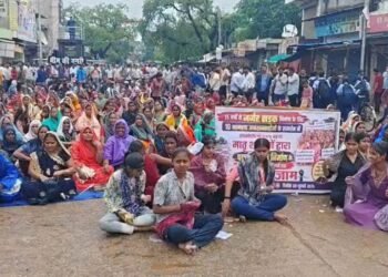 सड़क निर्माण की मांग पर पामगढ़ में चक्काजाम, महिलाओं की अगुवाई में उग्र आंदोलन