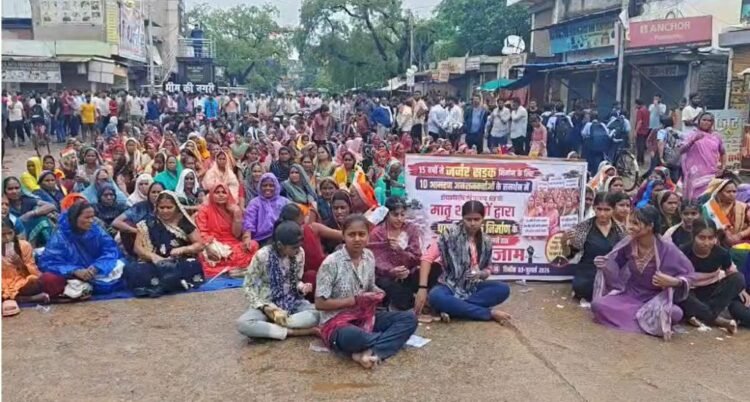 सड़क निर्माण की मांग पर पामगढ़ में चक्काजाम, महिलाओं की अगुवाई में उग्र आंदोलन