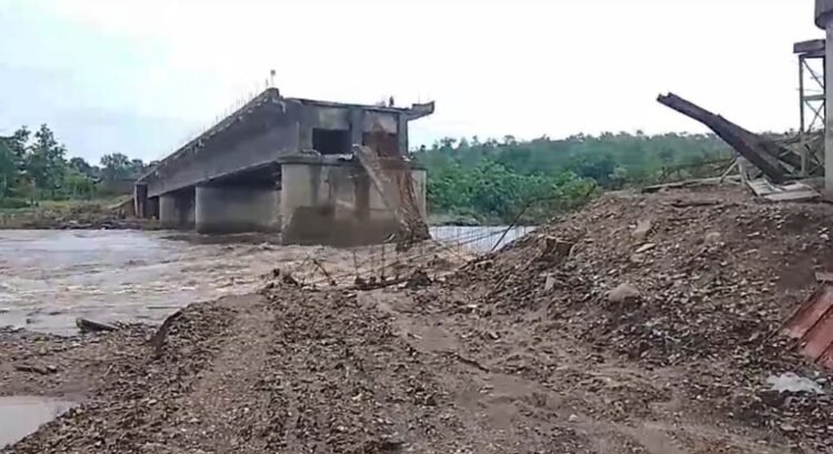 गरियाबंद में भारी बारिश का कहर, 9 करोड़ का निर्माणाधीन पुल ढहा