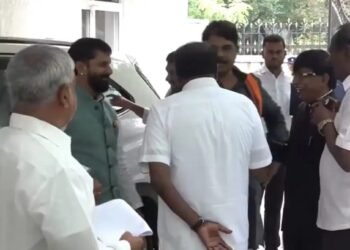 कर्नाटक में SIR पर सियासी घमासान, NDA ने चुनाव आयोग से की धांधली की शिकायत