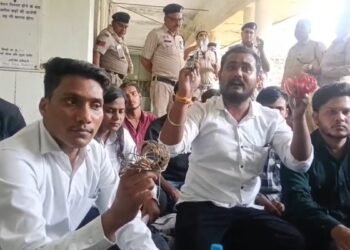 निजी स्कूलों पर कार्रवाई की मांग, NSUI ने DEO कार्यालय का किया घेराव