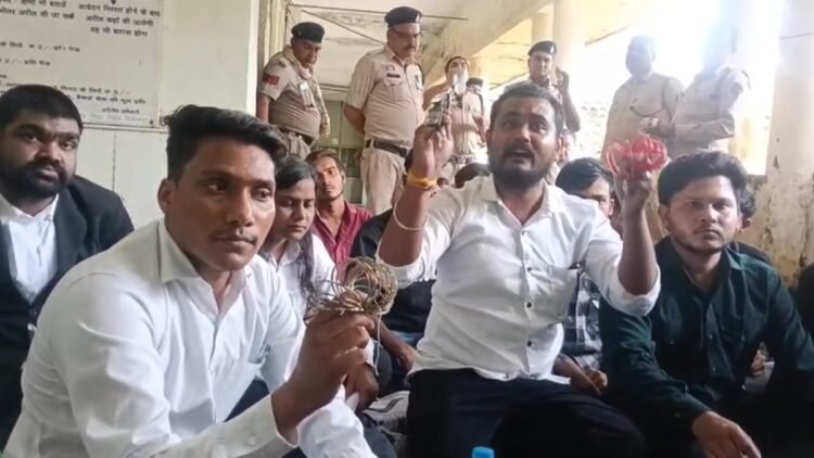 निजी स्कूलों पर कार्रवाई की मांग, NSUI ने DEO कार्यालय का किया घेराव