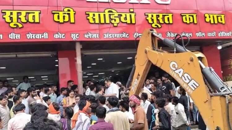 रायपुर के पंडरी कपड़ा मार्केट में निगम की कार्रवाई, नाली पर बना अवैध कब्जा हटाया