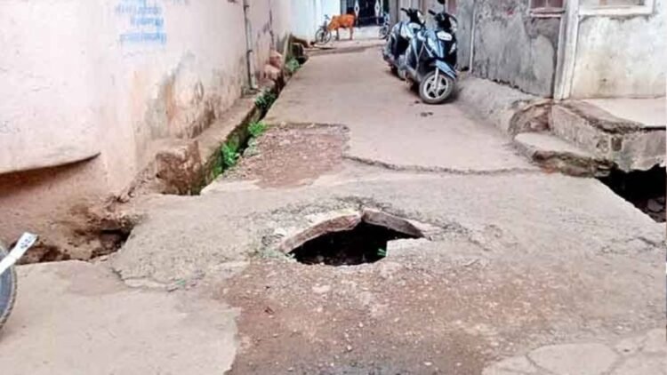 बारिश में खुले गड्ढों पर सरकार सख्त, सभी नगरीय निकायों को तत्काल कार्रवाई के निर्देश