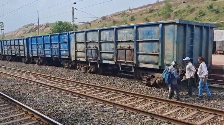 करगी रोड रेलवे स्टेशन पर बड़ा हादसा टला, मालगाड़ी के 5 डिब्बे पटरी से उतरे