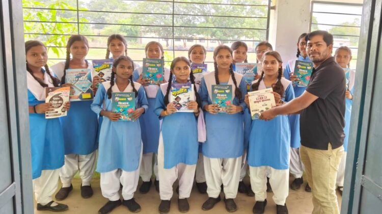 गरीब छात्राओं के लिए बने मसीहा, शिक्षक ने निःशुल्क वितरित की पढ़ाई की सामग्री