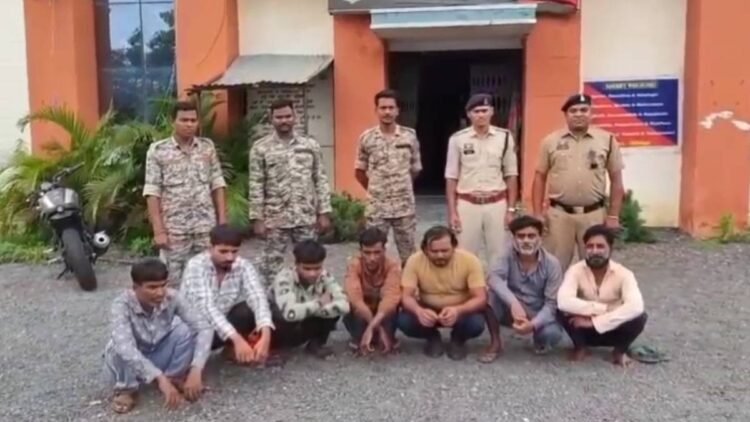 महासमुंद में जुए के अड्डे पर पुलिस का बड़ा छापा, 12 गिरफ्तार, ₹20 लाख से ज्यादा की संपत्ति जब्त
