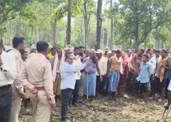 100 एकड़ वन भूमि पर अतिक्रमण हटाने पहुंची टीम का ग्रामीणों ने किया घेराव