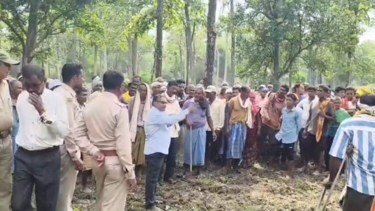 100 एकड़ वन भूमि पर अतिक्रमण हटाने पहुंची टीम का ग्रामीणों ने किया घेराव
